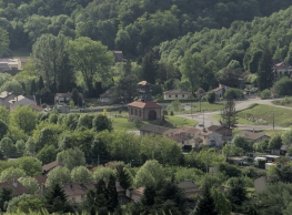 Le puits du Marais au milieu de son rond-point, Le Chambon-Feugerolles